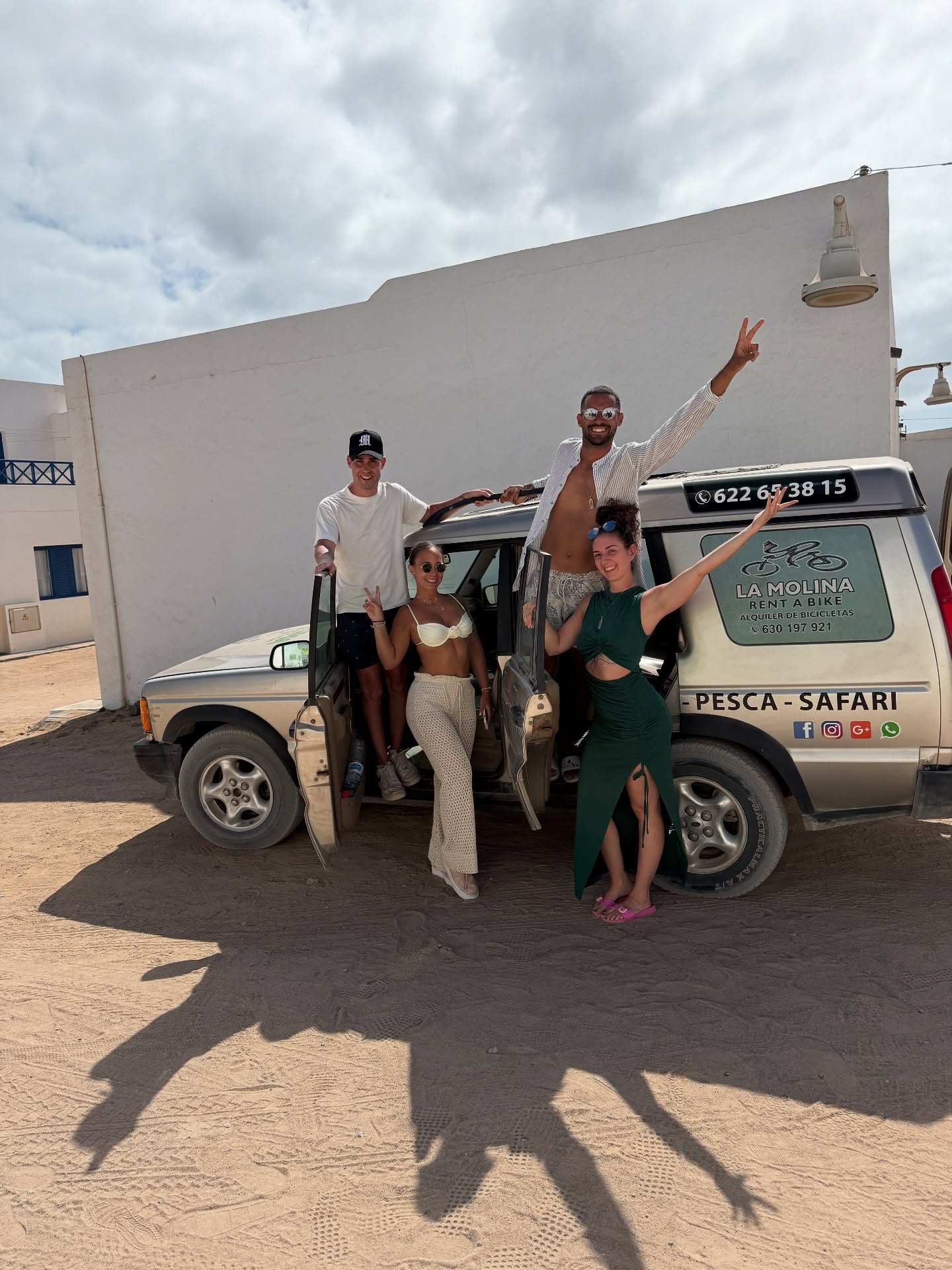 Familia disfrutando tour 4x4 La Graciosa